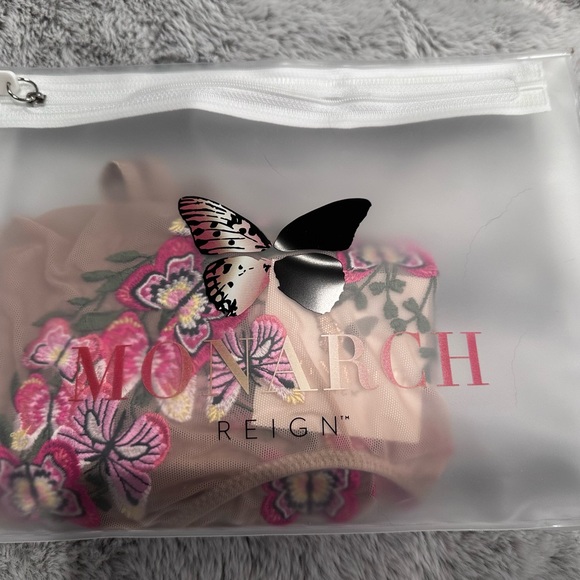 Monatch Reign Entranced One Piece - Picture 4 of 8